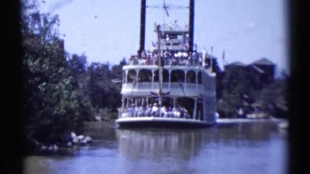 Stoomboot veerboot vol met mensen op een rivier — Stockvideo