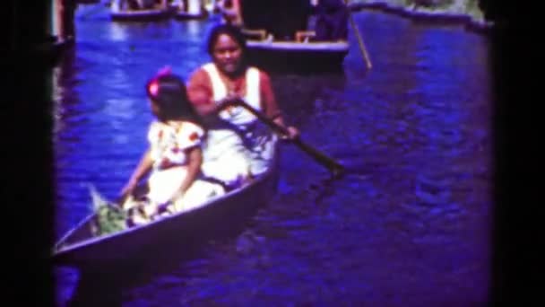 Matka a dcera prodává koše v říční lodi — Stock video