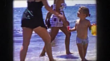 Baba ile oynamak için geliyor meşgul çıkmadan çocuk plaj