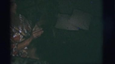 Kadın köpekle oynuyor.