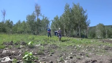 erkeklerden dağ aşağı gidiyor