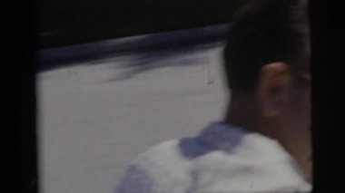 adam ve çocuk oyuncak jeep Araba sürme