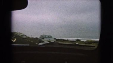 Karayolu deniz kenarında arabalar