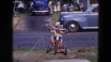 Kız onu üç tekerlekli bisiklet yapmak için çaba sarf