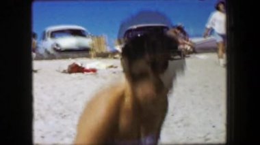 Plajda çalışan anne ve oğul sevinç