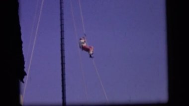 kişi bir ip ve çeşmeler tırmanıyor 