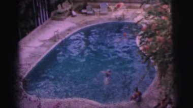 açık havuzda bir kişi