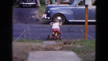 genç kız onun üç tekerlekli bisiklet sürme