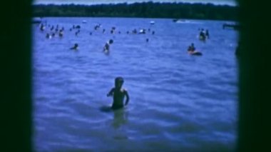 Aile ve yüzme, sıçramasına ve bir göl oynayan çocuklar