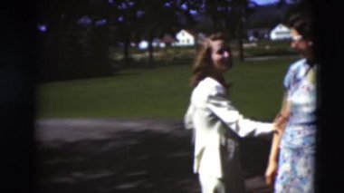 Mezuniyet günü ailesi ile kutlayan kadın