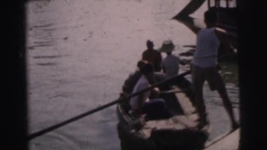 adam küçük bir ahşap tekne gezinme 