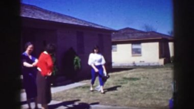 bir aile bekleyen görülür