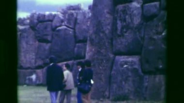 Turist grubu Saksaywaman İnka harabelerini keşfetmek