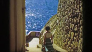 Kadın inen merdiven otelin