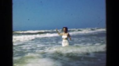 Kızgın okyanus içine gölet ve göllerde kadın 