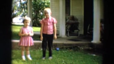 arka bahçesinde üzerinde duran çocuklar