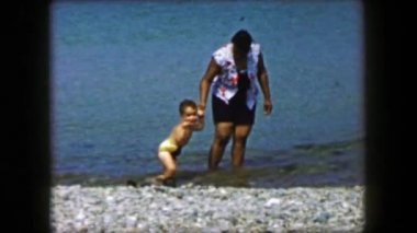 Afrikalı kadın bakım beyaz çocuk 