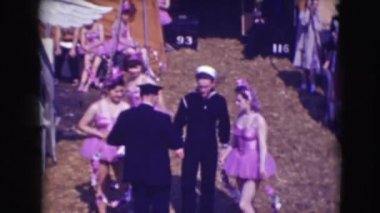 kızlar ve denizci olan adam