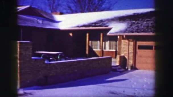 Een garage bedekt met sneeuw — Stockvideo