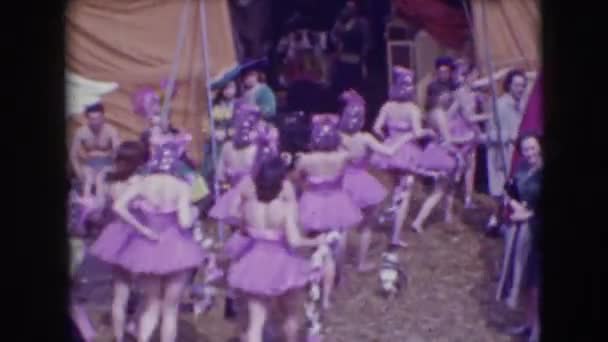 Cirkuszi lány szép rózsaszín ruha — Stock videók