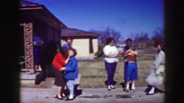 Children hugging and kissing various people — Stock Video