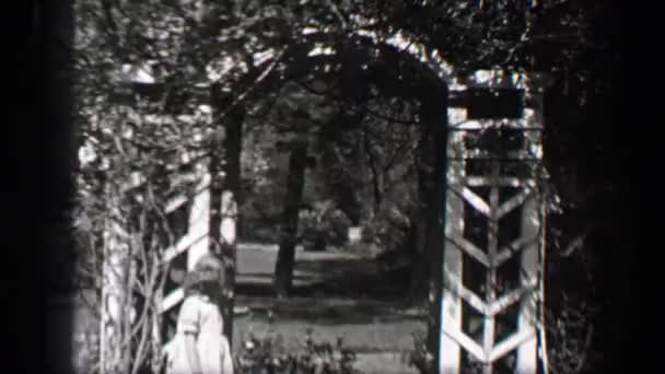 Girls plays under arch garden pergola — Αρχείο Βίντεο