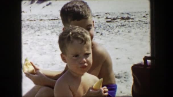 Chłopcy jeść melony na plaży — Wideo stockowe
