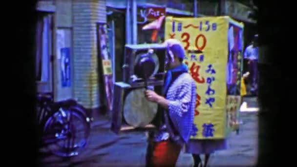 Asian street clown plays music on drum — Αρχείο Βίντεο