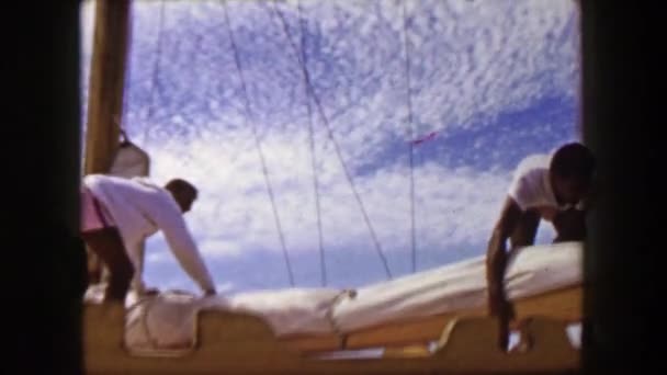 Skeppet besättningsmän flyttar segla säkert mast — Stockvideo