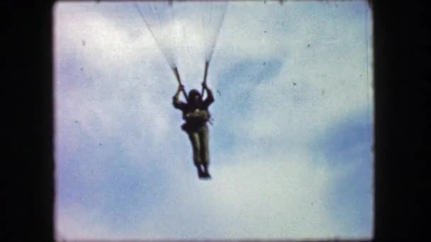 Soldado de paracaídas en ejercicio de entrenamiento militar — Vídeo de stock