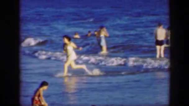 Женщина испугалась и убежала с пляжа. — стоковое видео
