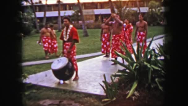 Hawaiian ceremony performance with drum beating native men — Stock Video