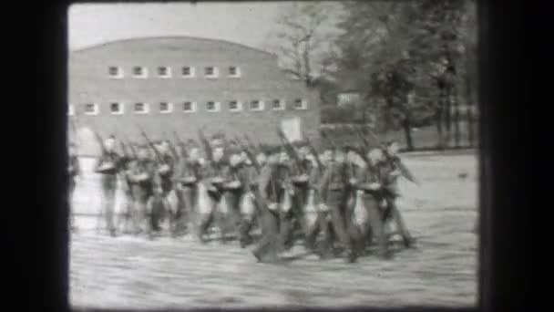 Homens do exército marchando, treinando e carregando armas de rifle — Vídeo de Stock