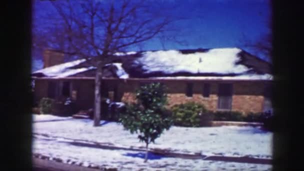Snowy rua e uma casa bonita — Vídeo de Stock