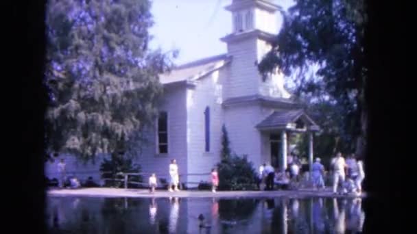 Kościół w letni poranek nad jeziorem — Wideo stockowe