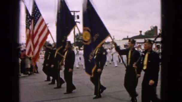 Военный парад в маленьком городе — стоковое видео