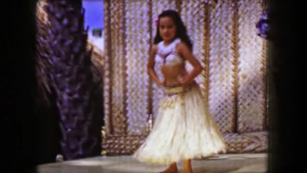 Ragazza hula ballerina sul palco esibendosi — Video Stock