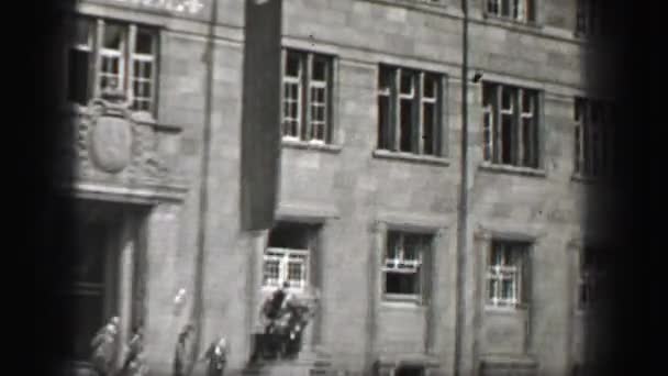 Banderas de bandera nazi en el edificio alemán — Vídeos de Stock