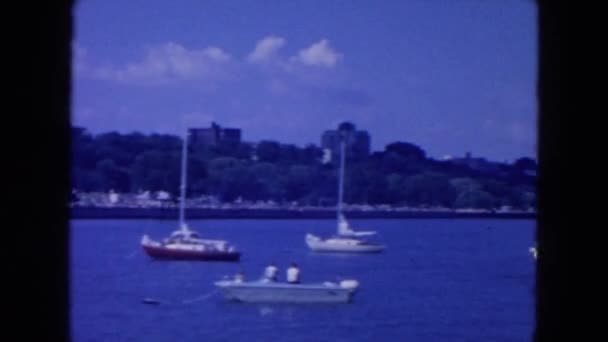 Лодки видны текущие — стоковое видео