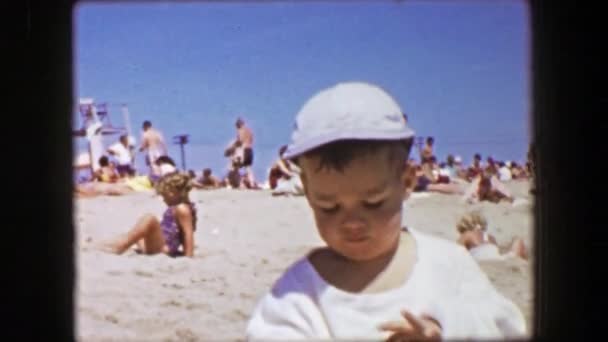 Menino coberto a partir de praia concha de areia — Vídeo de Stock
