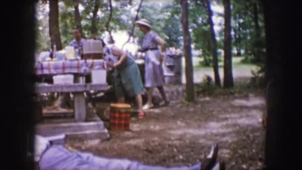 En familj picknick och förberedelse för mat — Stockvideo