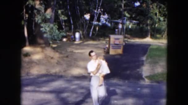 Πατέρας και κόρη σπίτι περπατώντας — Αρχείο Βίντεο