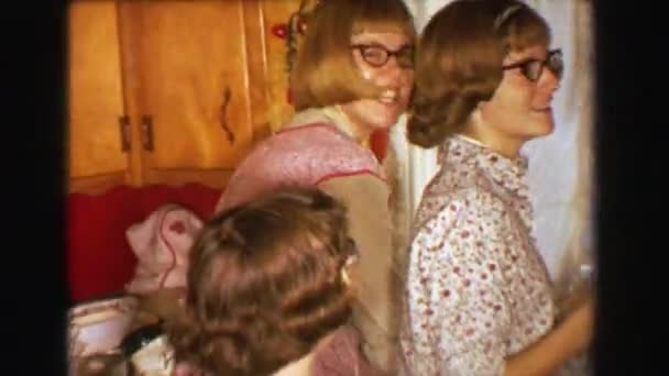 Women doing dishes after Thanksgiving dinner — Stock video