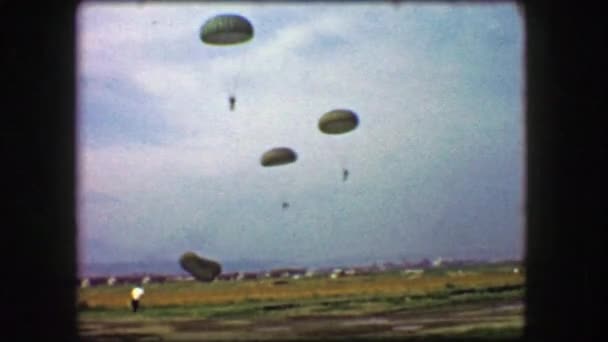 Paratrooper soldiers landing airplane — Stockvideo