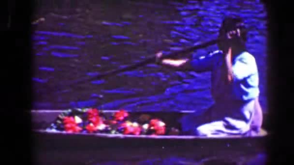 女商贩卖花河船 — 图库视频影像