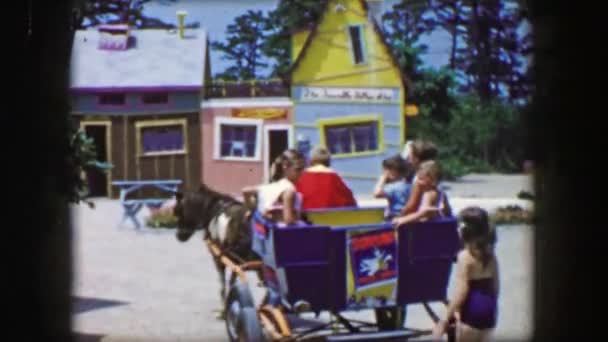 Storyland θεματικό πάρκο με συρμένη άλογο μεταφορά — Αρχείο Βίντεο