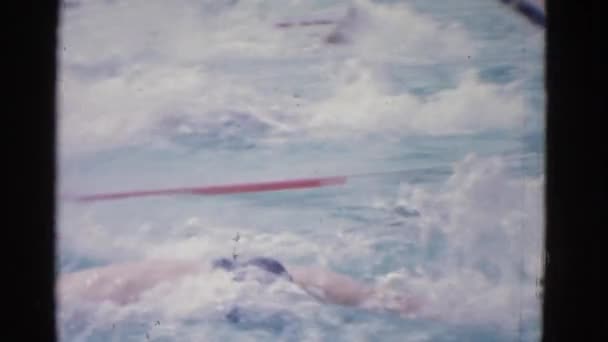 Αγόρια, ξεκινώντας από την άκρη του μια πισίνα για να κολυμπήσετε — Αρχείο Βίντεο