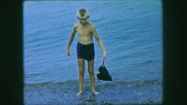 Niño portando cangrejo atlántico de herradura — Vídeos de Stock