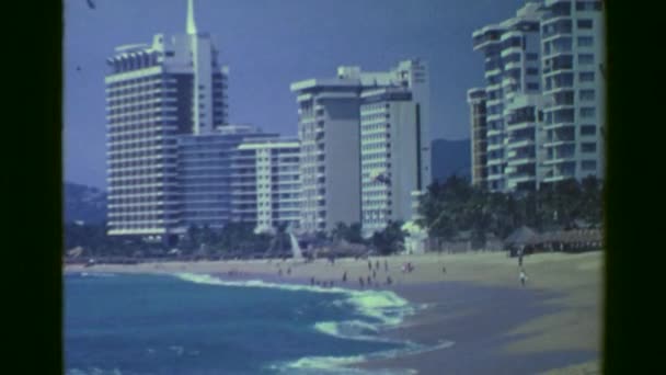 Hoteles de resort en la playa de olas estrellarse — Vídeos de Stock