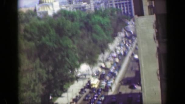 Yoğun araç trafiği ile bina şehir — Stok video